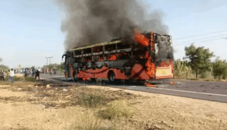 जैसलमेर में चलती बस में लगी भीषण आग, तीन बच्चों समेत 15 यात्री झुलसे