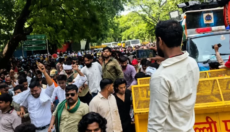 नई दिल्ली में आरक्षण हटाओ आंदोलन के दौरान जंतर-मंतर पर प्रदर्शन करते प्रदर्शनकारी